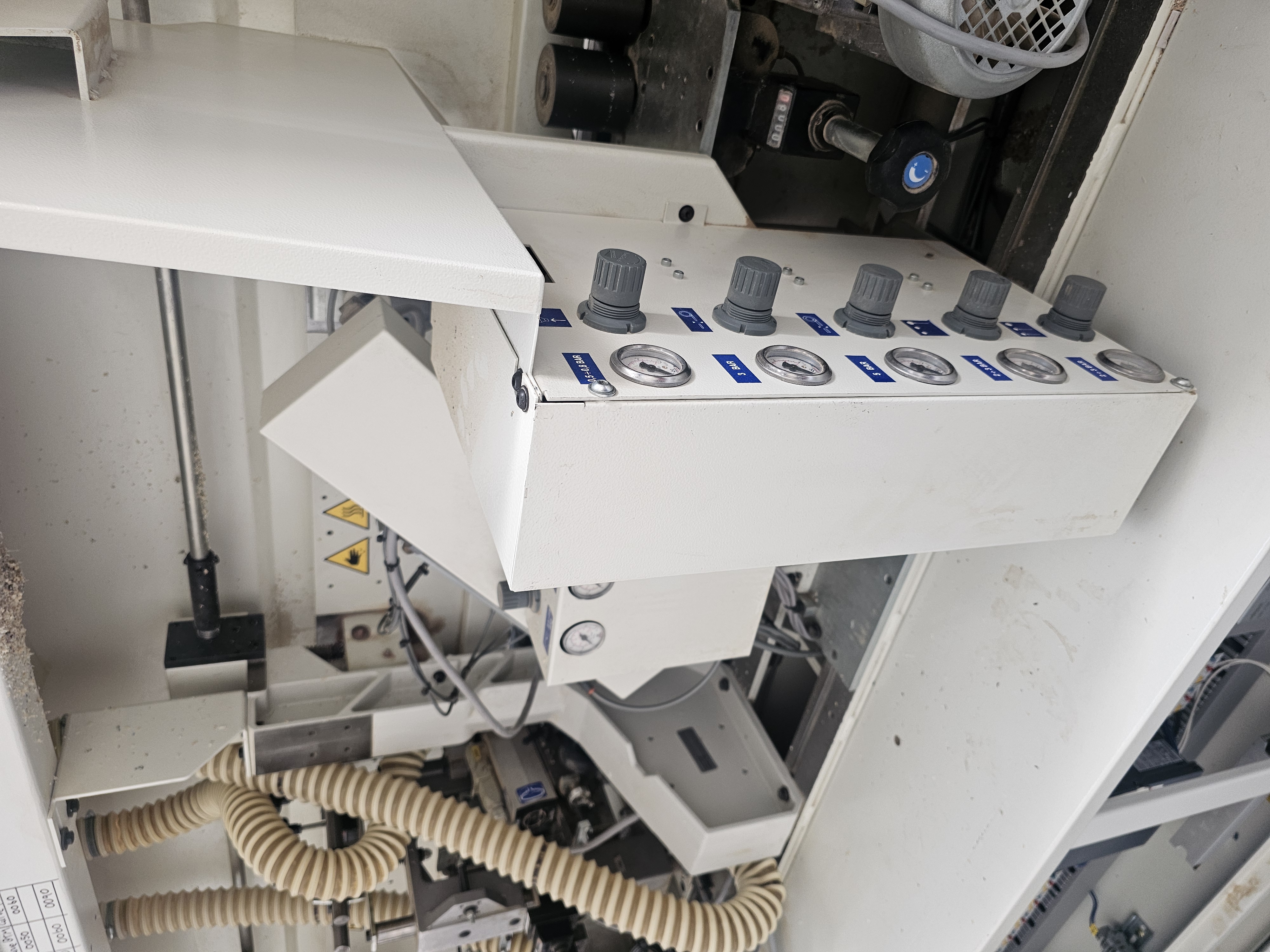 Front and rear saw unit